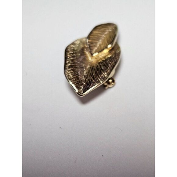 Vintage gold tone Amway brooch - Picture 3 of 8